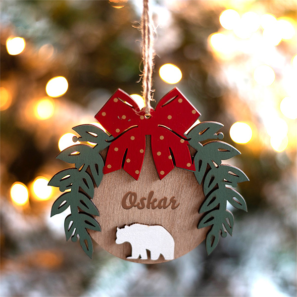 Set aus drei Holzanhängern in Rottönen mit personalisierten Namen