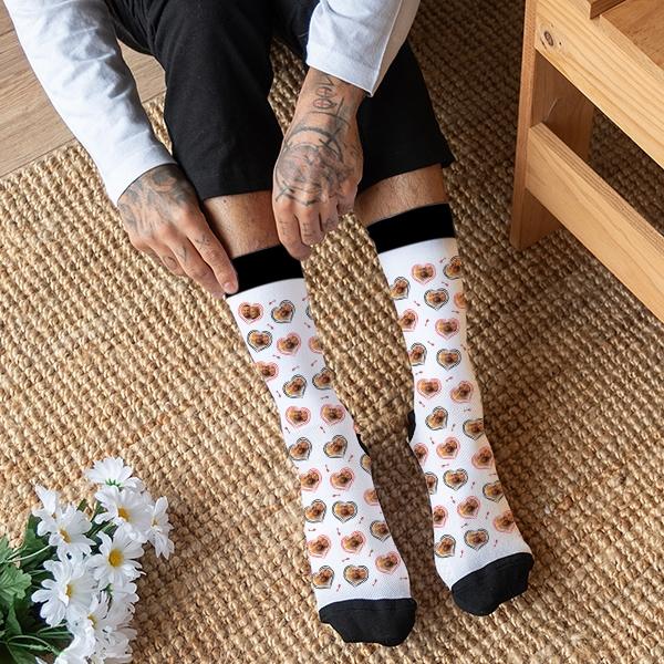Personalisierte Socken mit Herzmotiven und Fotos
