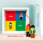 Miniaturansicht von Bild mit Lego-Minifiguren, personalisierten Jahren und Namen