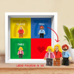 Miniaturansicht von Bild mit Lego-Minifiguren, personalisierten Jahren und Namen