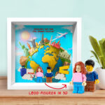 Miniaturansicht von Bild mit Lego-Minifiguren auf Weltreise und personalisiertem Text