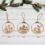 Miniaturansicht von Set aus drei Holzrahmen-Anhängern mit Rentieren und personalisierten Namen