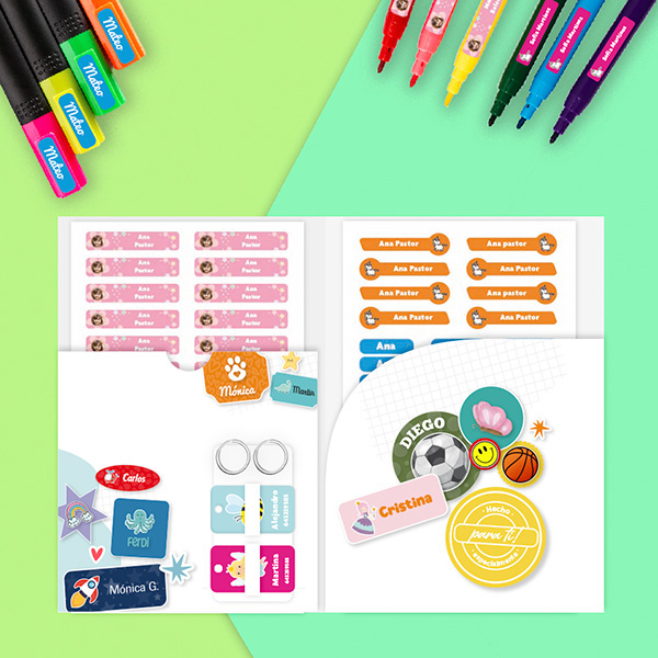 Set mit personalisierten selbstklebenden Kinderetiketten für Kleidung und Gegenstände mit Namen
