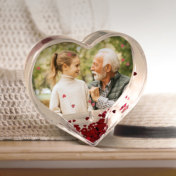 Schneekugel mit Herzflocken und personalisiertem Foto