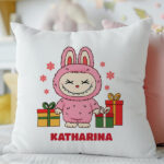 Miniaturansicht von Weihnachtliches Labubu-Kissen mit personalisiertem Namen