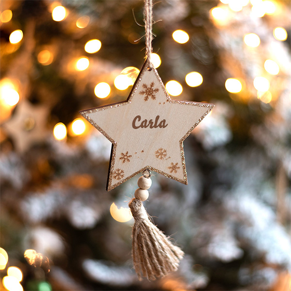 Set aus drei Holzanhängern mit Quaste und personalisierten Namen