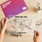 Miniaturansicht von Reisetafel mit Stift und personalisierten Texten