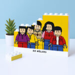 Miniaturansicht von Puzzle aus Bausteinen mit personalisiertem Text und Lego-Figuren