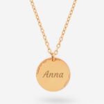 Miniaturansicht von Runde Halskette mit Schuppenrand und personalisiertem Text