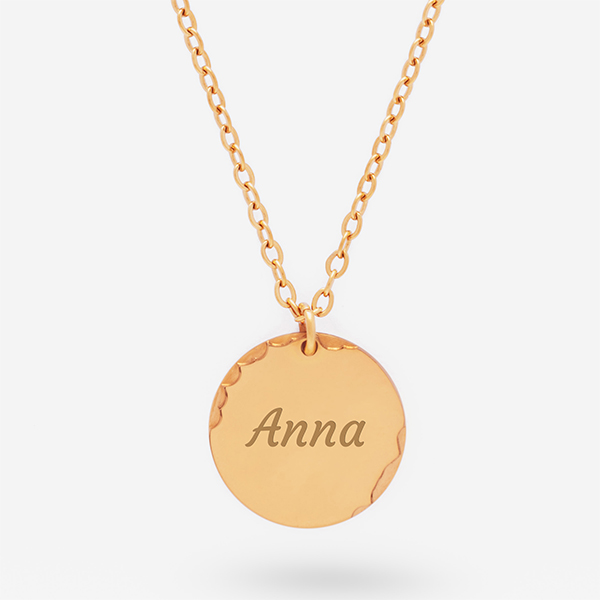 Runde Halskette mit Schuppenrand und personalisiertem Text