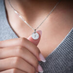 Miniaturansicht von Runde Halskette mit seitlichen Glitzersteinen und personalisiertem Text