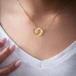 Miniaturansicht von Halskette mit ineinander verschlungenen Ringen mit personalisiertem Text