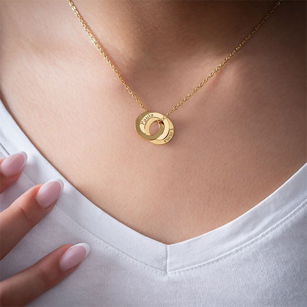 Halskette mit ineinander verschlungenen Ringen mit personalisiertem Text