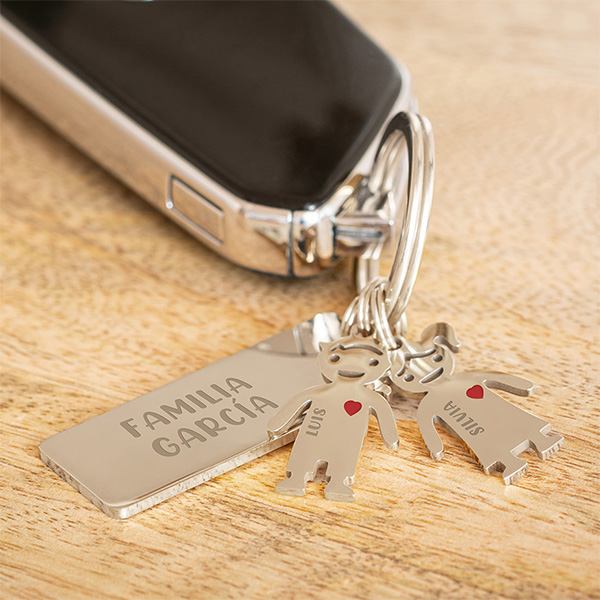 Schlüsselanhänger aus Stahl mit Text und personalisierten Figuren