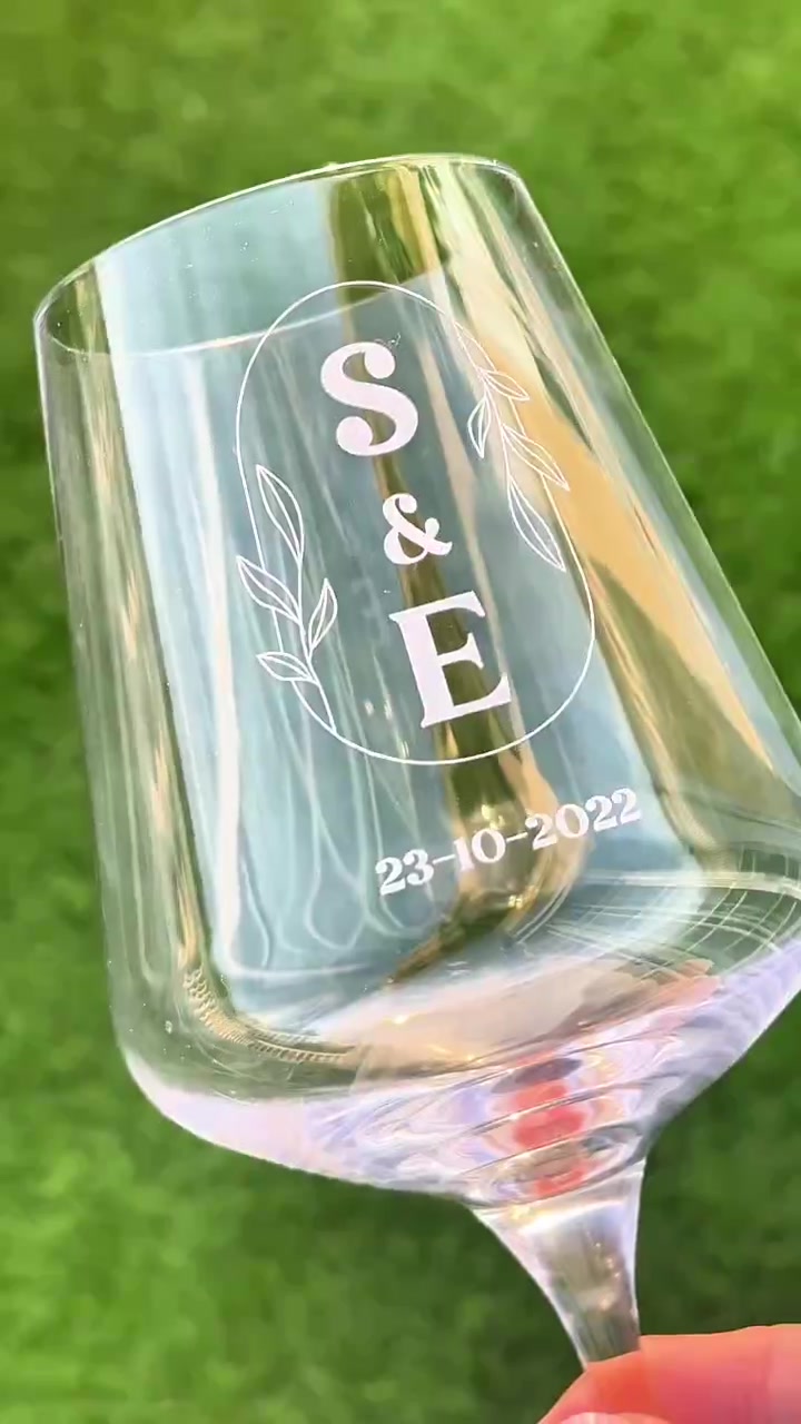 Vista previa de video de Set mit 2 personalisierten Gläsern mit Initialen und Datum