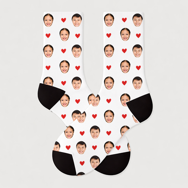 Socken mit personalisierten Gesichtern und Herzen