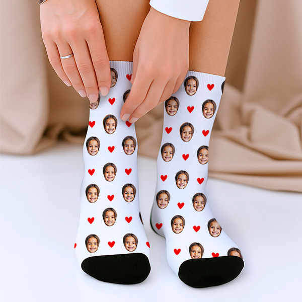 Socken mit personalisierten Gesichtern und Herzen
