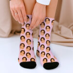 Miniaturansicht von Rosa Socken mit Gesichtern aus personalisierten Fotos