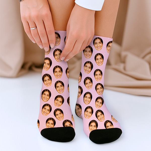 Rosa Socken mit Gesichtern aus personalisierten Fotos