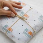 Miniaturansicht von Geschenkpapier Mama Farben mit personalisiertem Namen