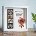 Miniaturansicht von Rahmen mit Blumen im Filmrollen-Stil und personalisierten Fotos