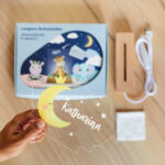 Miniaturansicht von Kinderlampe Mond in Farbe mit personalisiertem Namen