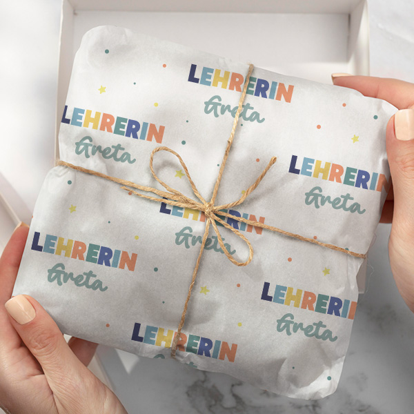 Buntes Geschenkpapier für Lehrkräfte mit personalisiertem Namen