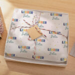 Miniaturansicht von Buntes Geschenkpapier für Lehrkräfte mit personalisiertem Namen