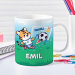 Personalisierter bruchsicherer Kinderbecher mit Fußballmotiv und Namen Miniaturansicht von Personalisierter bruchsicherer Kinderbecher mit Fußballmotiv und Namen