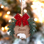 Vignette de Pack de trois décorations en bois tons rouges avec prénoms personnalisés