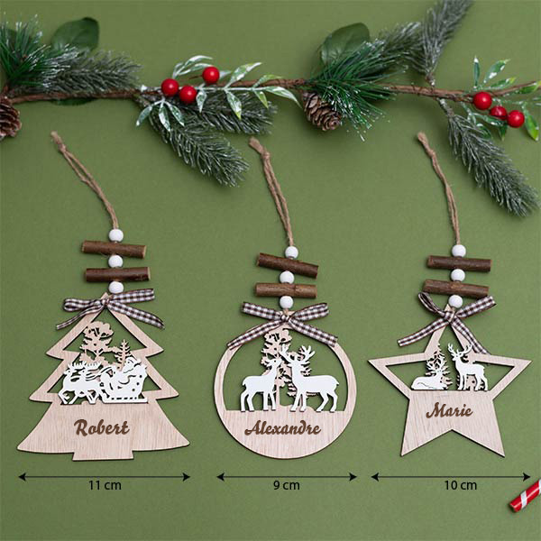 Pack de trois décorations en bois avec nœud vichy et prénoms personnalisés