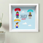 Vignette de Tableau familial avec minifigurines Lego en pose haute avec noms personnalisés