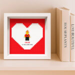 Vignette de Tableau avec des minifigurines Lego dans un cœur rouge avec noms et texte personnalisés