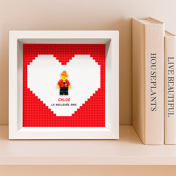 Tableau avec des minifigurines Lego dans un cœur rouge avec noms et texte personnalisés