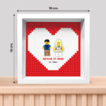 Vignette de Tableau avec des minifigurines Lego dans un cœur rouge avec noms et texte personnalisés
