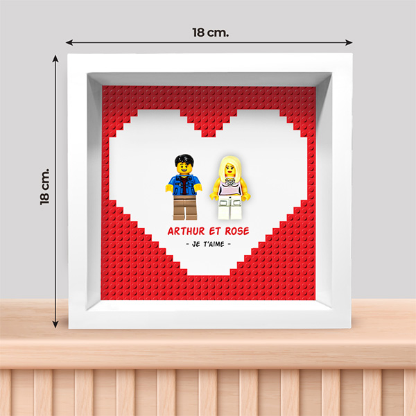 Tableau avec des minifigurines Lego dans un cœur rouge avec noms et texte personnalisés