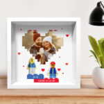Tableau avec minifigurines Lego, cœur avec photo et texte personnalisé Vignette de Tableau avec minifigurines Lego, cœur avec photo et texte personnalisé