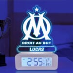 Réveil avec Lumière et Écusson Olympique de Marseille (OM) personnalisé Vignette de Réveil avec Lumière et Écusson Olympique de Marseille (OM) personnalisé