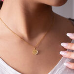 Vignette de Collier rond avec brillants latéraux et texte personnalisé