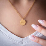 Vignette de Collier rond avec écailles et texte personnalisé