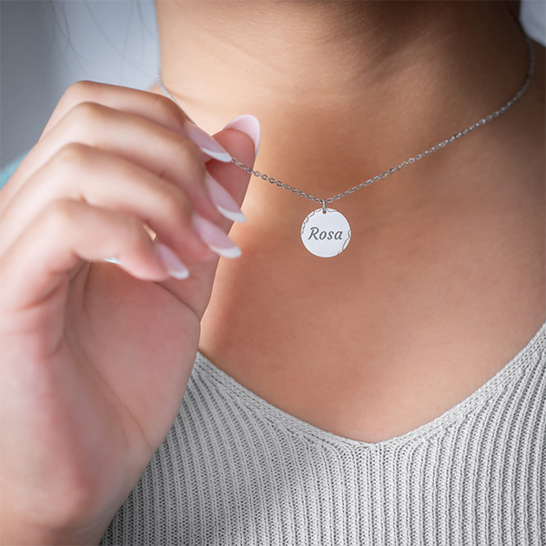 Collier rond avec écailles et texte personnalisé