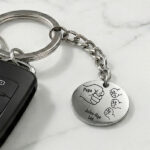 Vignette de Porte-clés Rond Papa avec Design de Poings et Prénoms personnalisés