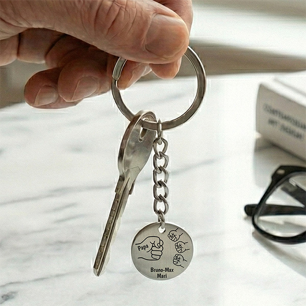 Porte-clés Rond Papa avec Design de Poings et Prénoms personnalisés