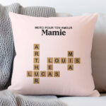 Vignette de Coussin design Scrabble avec texte et prénoms personnalisés