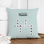 Vignette de Coussin design Scrabble avec texte et prénoms personnalisés