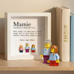 Vignette de Cadre avec minifigurines type LEGO, définition de Mamie, texte et prénoms personnalisés