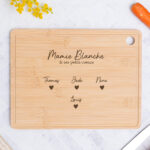 Planche à découper avec cœurs et prénoms personnalisés Vignette de Planche à découper avec cœurs et prénoms personnalisés