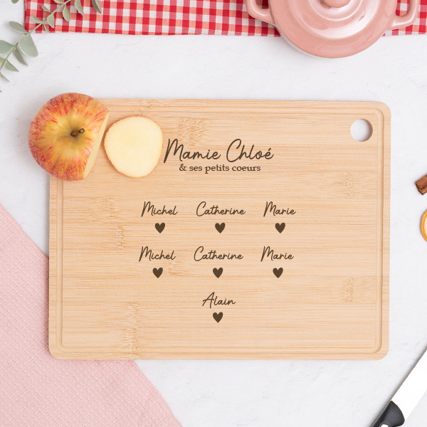 Planche à découper avec cœurs et prénoms personnalisés