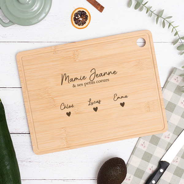 Planche à découper avec cœurs et prénoms personnalisés