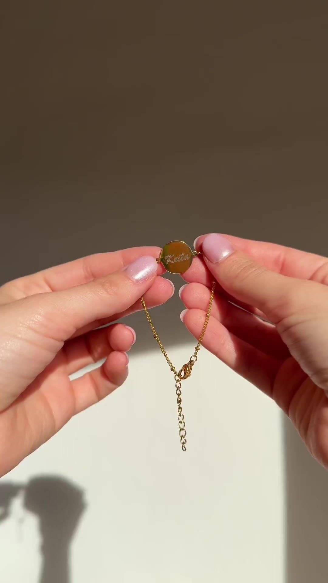 Vista previa de video de Bracelet Femme avec Pendentif Rond et Texte personnalisé